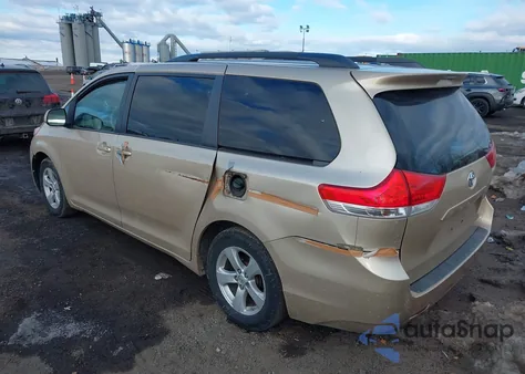 2014 Toyota Sienna Le V6 8 Passenger z USA, uszkodzony, nr VIN 5TDKK3DC9ES520615